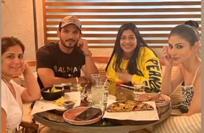 Mouni Roy and Arjun Bijlani were seen enjoying dinner