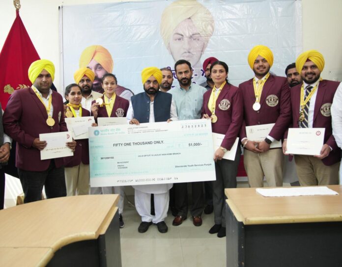 CM bestows Shaheed Bhagat Singh Youth Awards to six youth